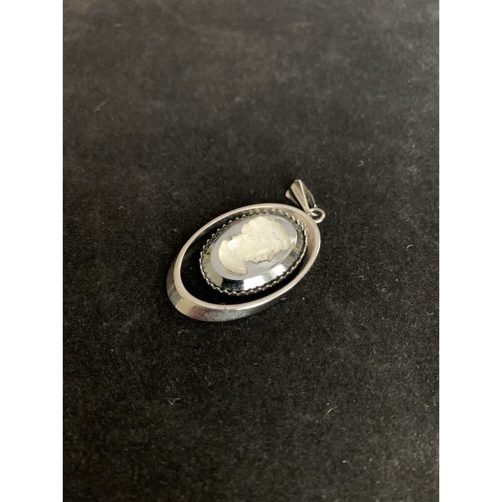 Vintage Silver Tone Cameo Pendant White Oval Elegant - Picture 2 of 9